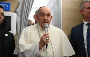 Papa Francisco saúda os jornalistas que o acompanham na viagem à Mongólia