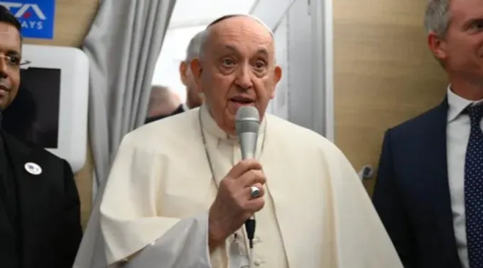 Papa Francisco saúda os jornalistas que o acompanham na viagem à Mongólia. ?? 