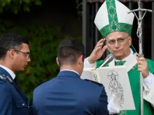 O Papa Leão XIV celebrou hoje (5), a missa para para os membros da Gendarmaria Vaticana na Gruta de Lourdes, nos Jardins do Vaticano.