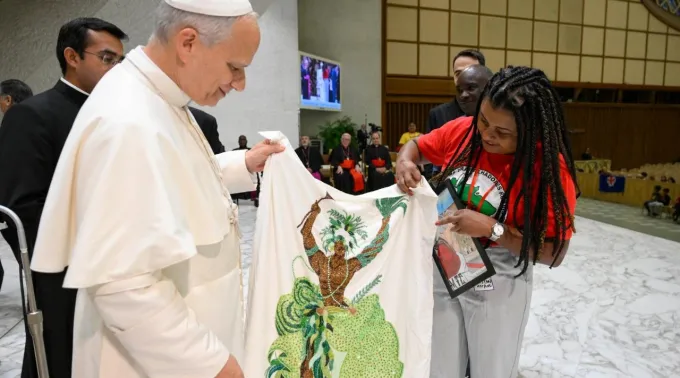Papa Leão XIV recebe da militante do MST Ayala Ferreira uma imagem de orixá feita com miçangas do candomblé. ?? 