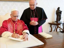 Papa Leão XIV assinando a sua primeira exortação apostólica: Dilexit te, sobre o amor aos pobres. |