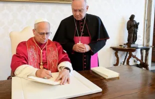 Papa Leão XIV assinando a sua primeira exortação apostólica: Dilexit te, sobre o amor aos pobres. |