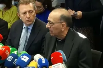 O advogado Javier Cremades e o presidente da CEE, cardeal Juan José Omella.