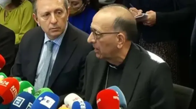 O advogado Javier Cremades e o presidente da CEE, cardeal Juan José Omella. ?? 