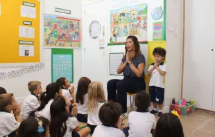 Crianças rezam no colégio Porto Real, no Rio de Janeiro
