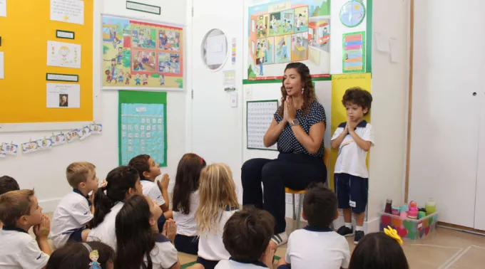 Crianças rezam no colégio Porto Real