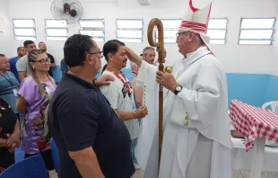 O bispo-auxiliar de Porto Alegre, dom Darley Kummer, celebra crisma na APAC em Porto Alegre (RS).