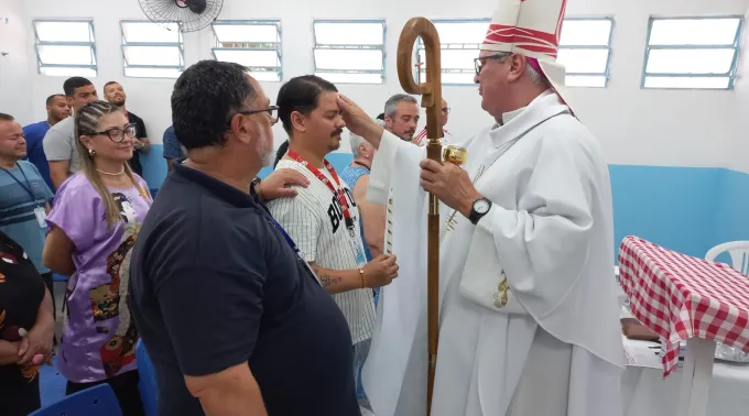 O bispo-auxiliar de Porto Alegre, dom Darley Kummer, celebra crisma na APAC em Porto Alegre (RS). ?? 