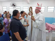 O bispo-auxiliar de Porto Alegre, dom Darley Kummer, celebra crisma na APAC em Porto Alegre (RS).