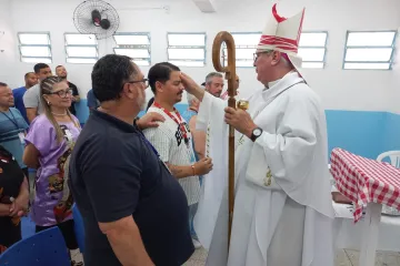 O bispo-auxiliar de Porto Alegre, dom Darley Kummer, celebra crisma na APAC em Porto Alegre (RS).