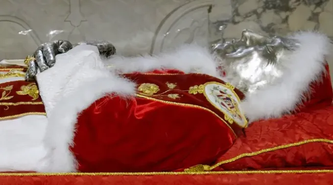 O corpo do papa Pio IX coberto com sua máscara mortuária (foto recortada) ?? 