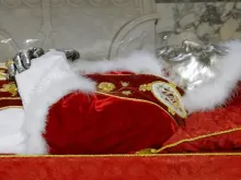 O corpo do papa Pio IX coberto com sua máscara mortuária (foto recortada)