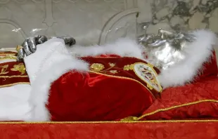 O corpo do papa Pio IX coberto com sua máscara mortuária (foto recortada)