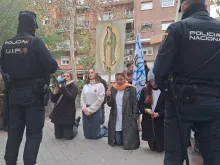 O governo mobiliza 20 policiais contra dez espanhóis que queriam rezar o rosário pelo fim do aborto na Espanha.