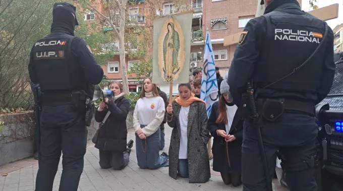 O governo mobiliza 20 policiais contra dez espanhóis que queriam rezar o rosário pelo fim do aborto na Espanha. ?? 