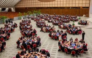 Mesas de trabalho na primeira sessão do Sínodo da Sinodalidade 2023.