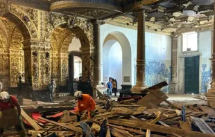 Bombeiros em meio aos destroços do desabamento da parte do forro do teto da Igreja de são Francisco de Assis, no Pelourinho (BA)