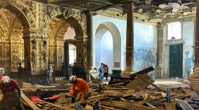 Bombeiros em meio aos destroços