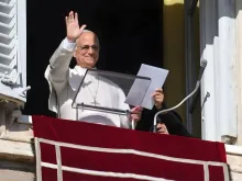 O papa Leão XIV acena e abençoa os fiéis na Praça São Pedro, no Vaticano, durante a oração do Ângelus, hoje (7).