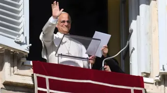 O papa Leão XIV acena e abençoa os fiéis na Praça São Pedro, no Vaticano, durante a oração do Ângelus, hoje (7).