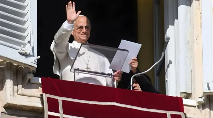papa Leão XIV acena e abençoa os fiéis