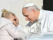 O papa Leão XIV abençoa uma menina na Praça São Pedro ontem (6), depois de sua Audiência Jubilar. |