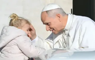 O papa Leão XIV abençoa uma menina na Praça São Pedro ontem (6), depois de sua Audiência Jubilar. |