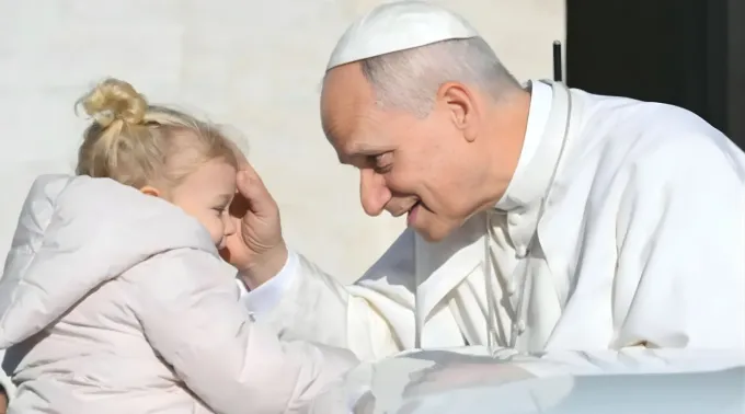 papa Leão XIV abençoa uma menina na Praça São Pedro