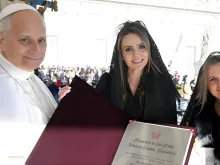 Papa Leão XIV recebendo o título de cidadão paulistano das mãos da vereadora de São Paulo, Amanda Vettorazzo