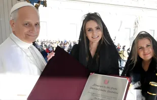 Papa Leão XIV recebendo o título de cidadão paulistano das mãos da vereadora de São Paulo, Amanda Vettorazzo