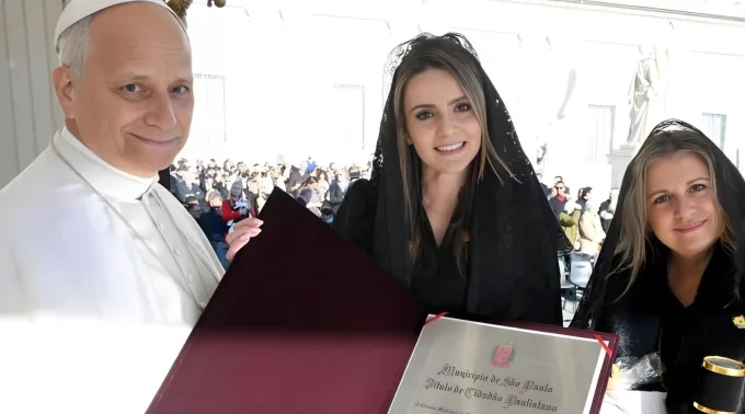 Papa Leão XIV recebendo o título de cidadão paulistano