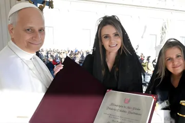 Papa Leão XIV recebendo o título de cidadão paulistano