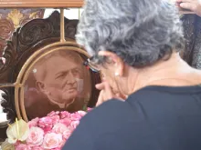 Romeira reza no túmulo de padre Cícero Romão Batista