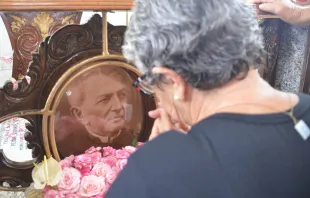 Romeira reza no túmulo de padre Cícero Romão Batista