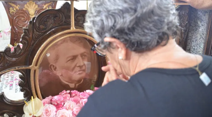 Romeira reza no túmulo de padre Cícero Romão Batista