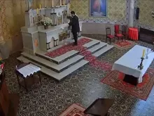 Homem acende explosivo em frente ao sacrário na igreja de Santo Estanislau