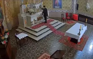 Homem acende explosivo em frente ao sacrário na igreja de Santo Estanislau