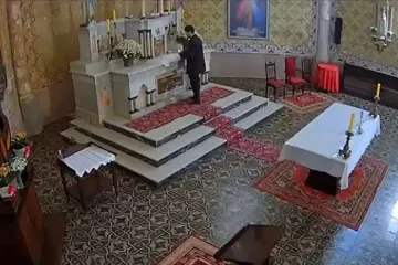 Homem acende explosivo em frente ao sacrário na igreja de Santo Estanislau