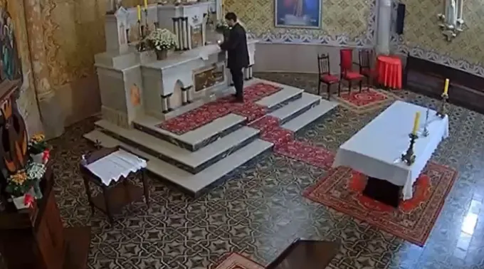 Homem acende explosivo em frente ao sacrário na igreja de Santo Estanislau