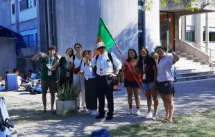 Dom Rui Valério com jovens no jubileu, em Roma