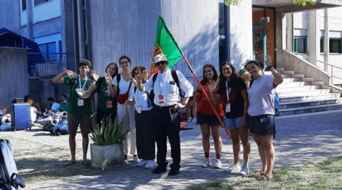 Dom Rui Valério com jovens no jubileu, em Roma