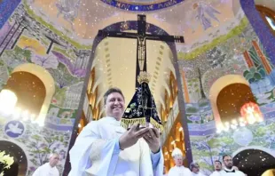 O reitor do santuário nacional, padre Carlos Eduardo Catalfo, com a imagem de Nossa Senhora Aparecida