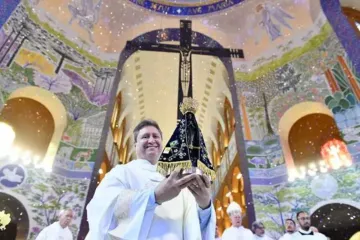 O reitor do santuário nacional, padre Carlos Eduardo Catalfo, com a imagem de Nossa Senhora Aparecida