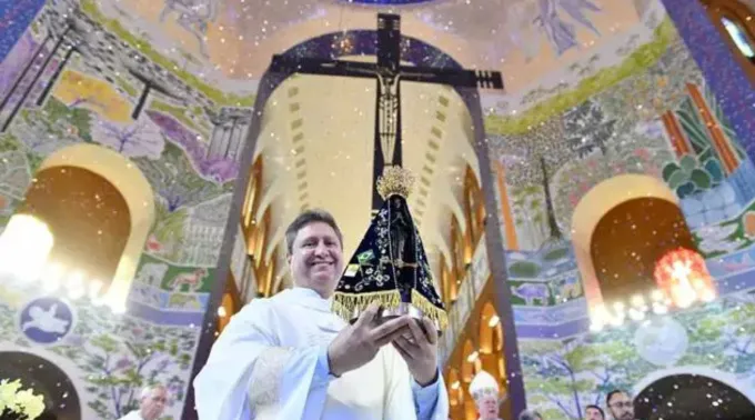 O reitor do santuário nacional, padre Carlos Eduardo Catalfo, com a imagem de Nossa Senhora Aparecida