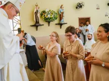 O arcebispo Gregório Paixão e as candidatas à ordem das virgens, Samara, Vitória e Roberta