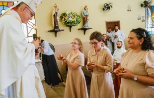 O arcebispo Gregório Paixão e as candidatas à ordem das virgens, Samara, Vitória e Roberta