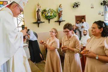 O arcebispo Gregório Paixão e as candidatas à ordem das virgens, Samara, Vitória e Roberta