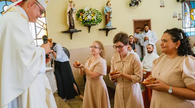 O arcebispo Gregório Paixão e as candidatas à ordem das virgens, Samara, Vitória e Roberta