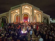 Fiéis recebem a imagem peregrina de são Miguel Arcanjo na basílica santuário Sagrado Coração Misericordioso de Jesus