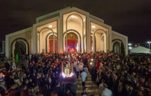 Fiéis recebem a imagem peregrina de são Miguel Arcanjo na basílica santuário Sagrado Coração Misericordioso de Jesus